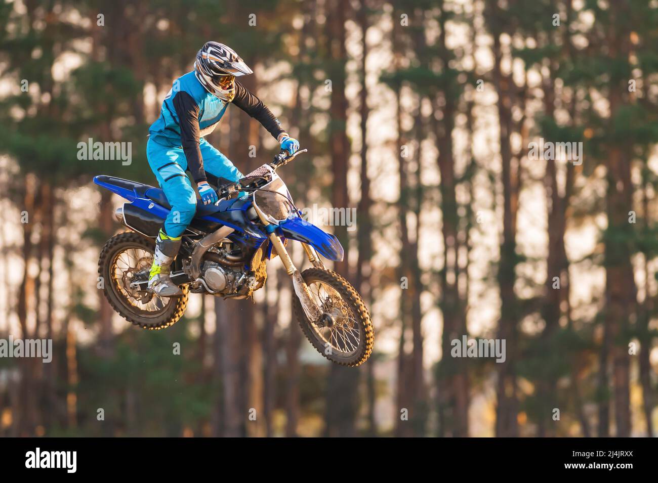 Springen Sie mit dem Motorrad auf Motocross Stockfoto