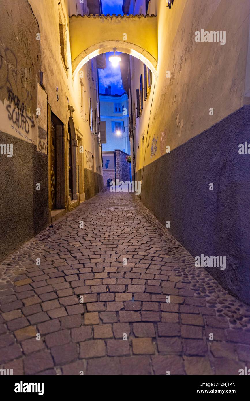 Nachtansicht der historischen Häuser in der Altstadt von Trient in Italien. Stockfoto