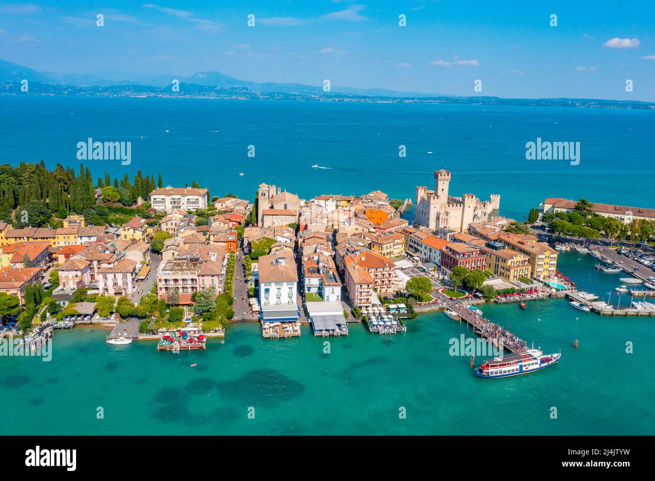 Panoramablick auf die italienische Stadt Sirmione. Stockfoto