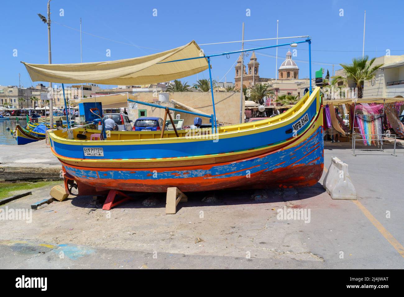 Marsaxlokk, Malta - 8. 2016. Juni: Die farbenfrohen traditionellen maltesischen Fischerboote im Hafen von Marsaxlokk werden Luzzu genannt. Stockfoto