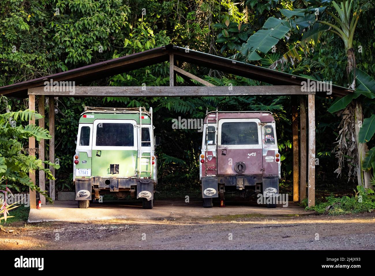 Oldtimer Land Rover Series 4x4 Trucks - La Laguna del Lagarto Eco-Lodge, Boca Tapada, Costa Rica Stockfoto