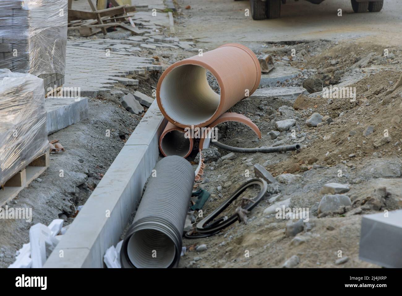 Polypropylen-Rohre mit großem Durchmesser für die Verlegung von Kommunikationssystemen, Entwässerungssystemen unter der Straße Stockfoto