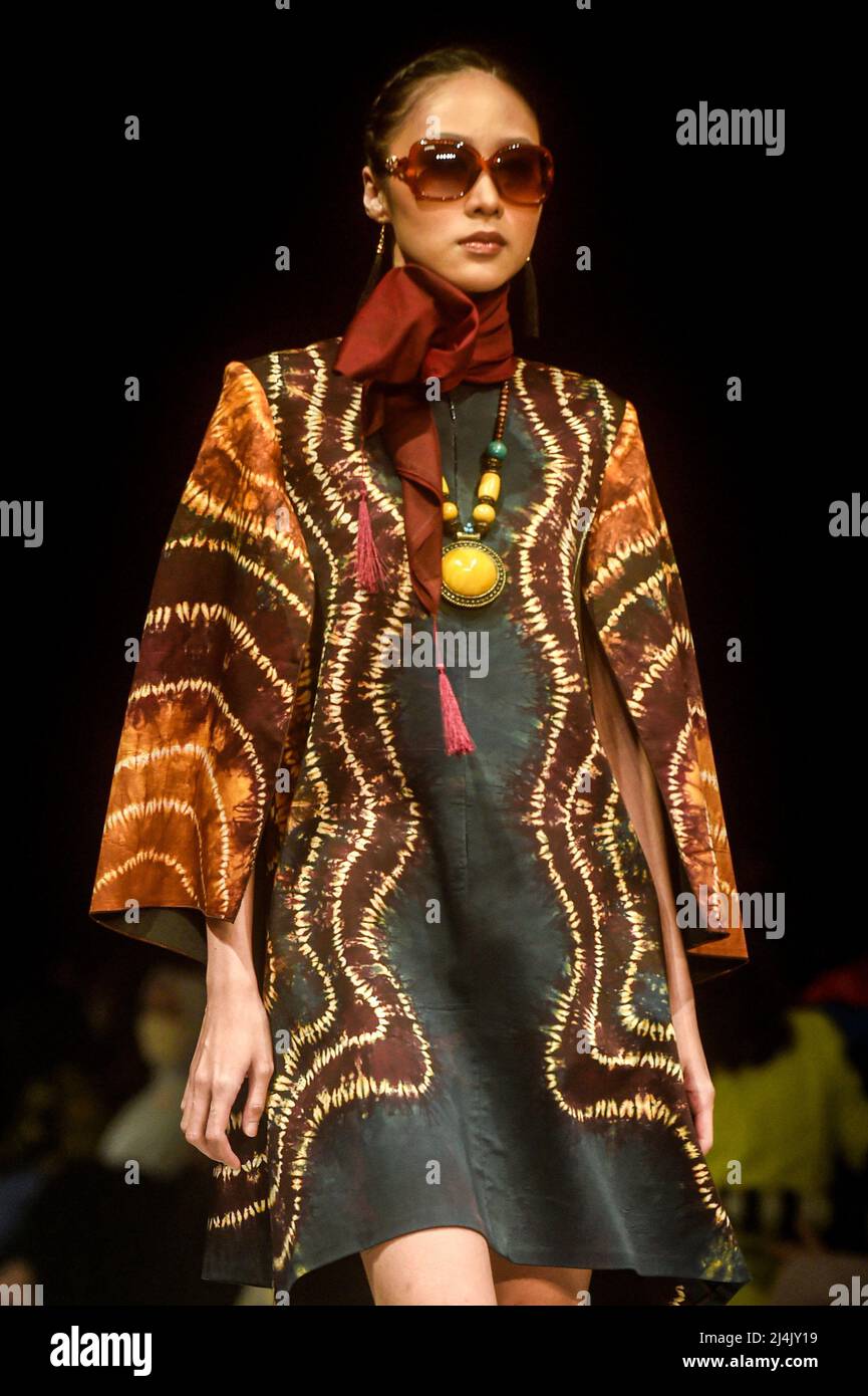 (220416) -- JAKARTA, 16. April 2022 (Xinhua) -- Ein Modell präsentiert Kreationen auf der Indonesia Fashion Week 2022 in Jakarta, Indonesien, 16. April 2022. (Xinhua/Agung Kuncahya B.) Stockfoto