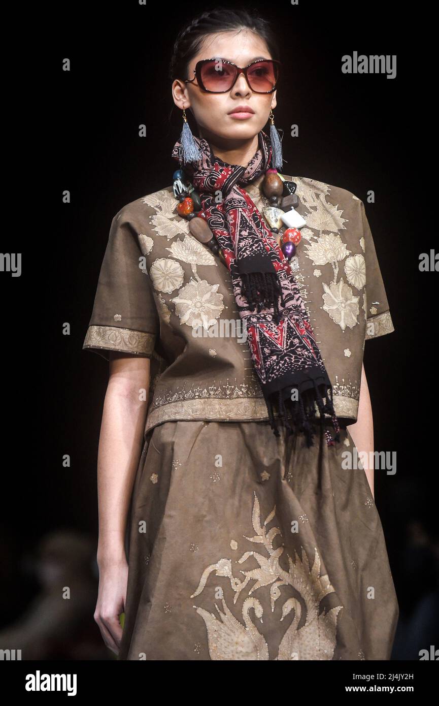 Jakarta, Indonesien. 16. April 2022. Ein Model präsentiert Kreationen auf der Indonesia Fashion Week 2022 in Jakarta, Indonesien, 16. April 2022. Quelle: Agung Kuncahya B./Xinhua/Alamy Live News Stockfoto