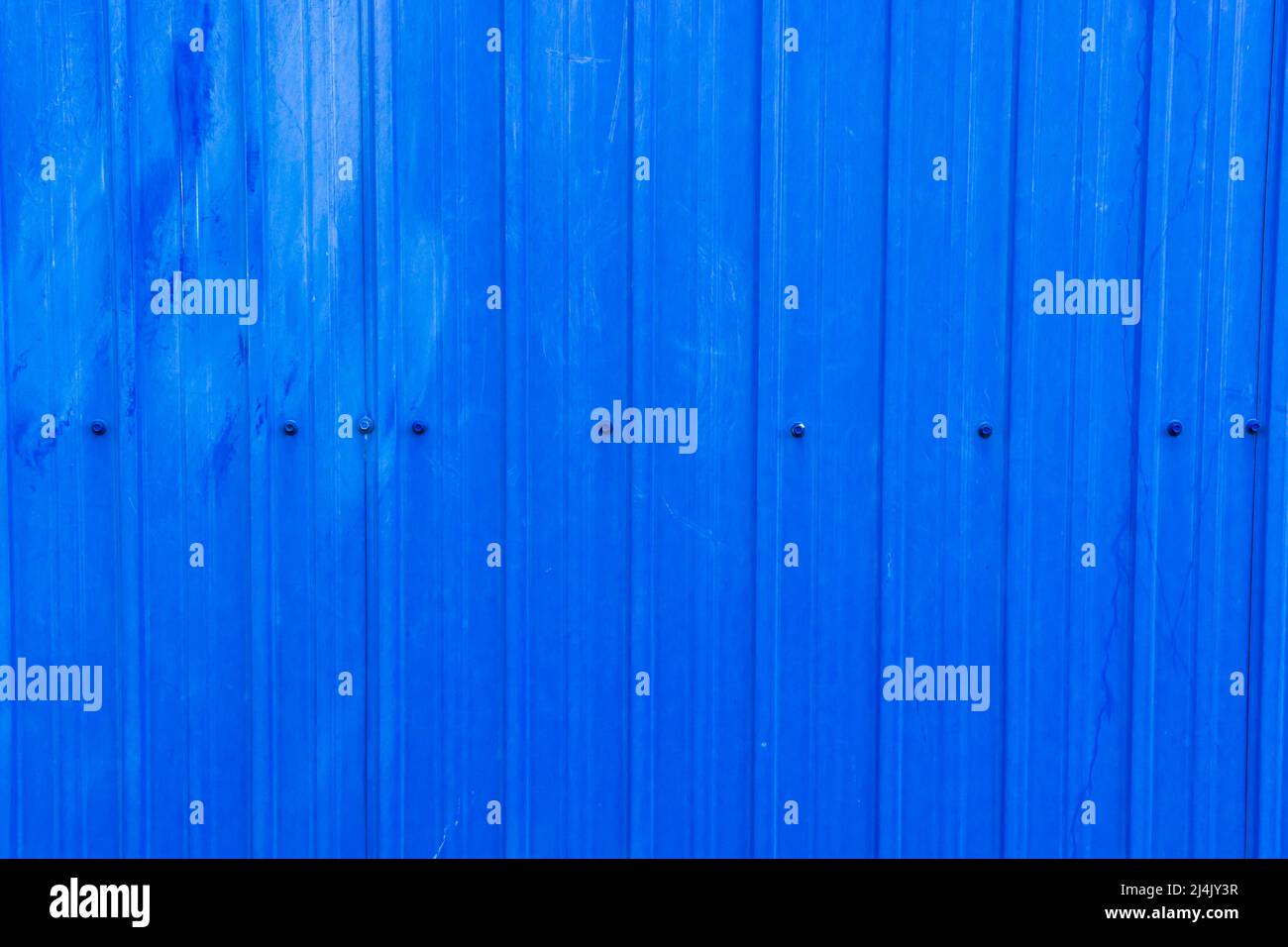 Blaues Stahlblech mit Nieten-Textur, hoher detaillierter Hintergrund Stockfoto