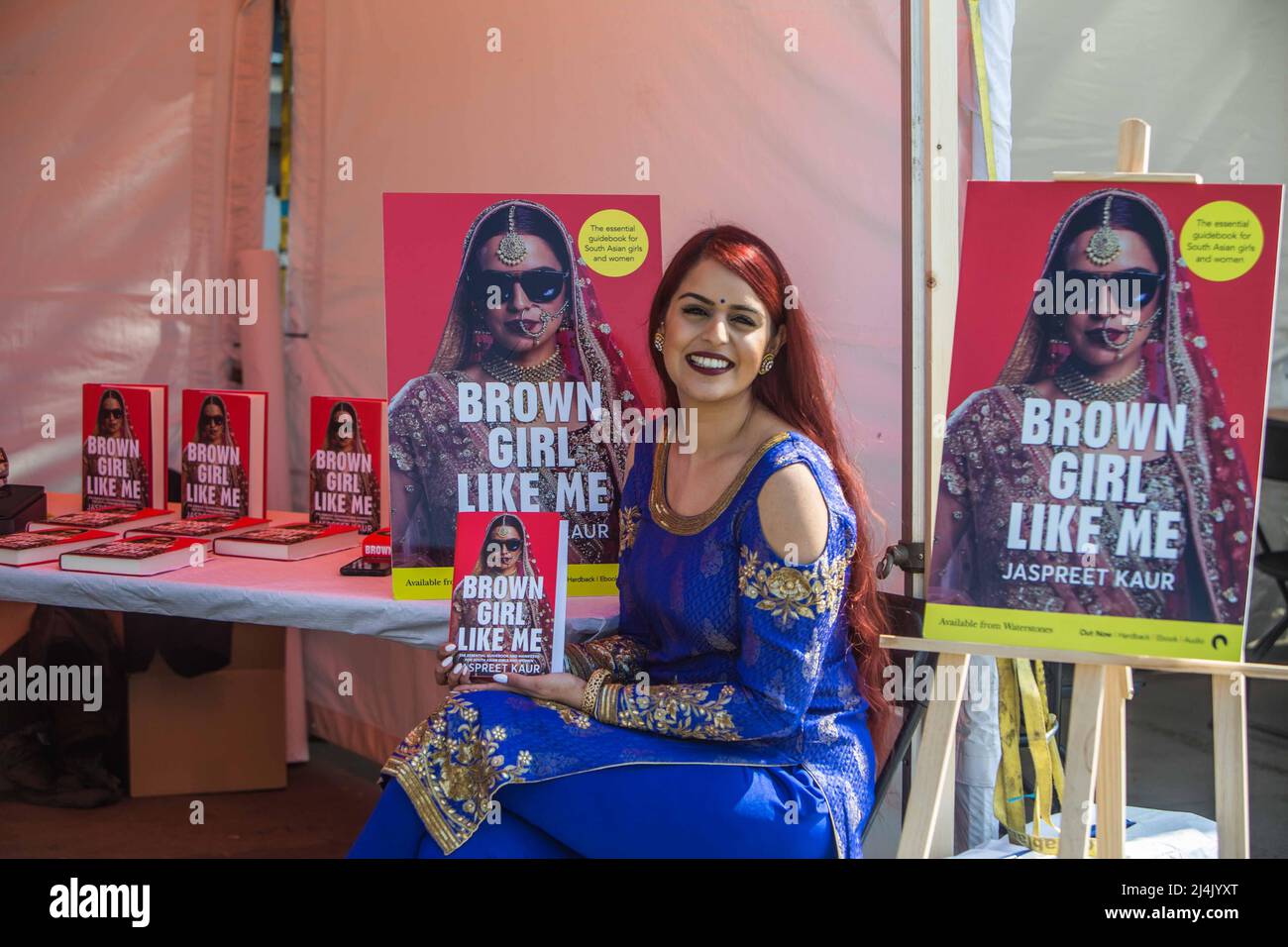 London UK 16 April 2022 der Schriftsteller Jaspreet Kaur, Geschichtslehrerin abd, geboren in Großbritannien, schrieb ein Buch und interviewte mehr als 50 asiatische Frauen, um ihre Erfahrungen als Asiatin in England zu teilen und ihr Buch Brown Girl Like Me auf dem Londoner Trafalgar Square zu verkaufen. Das heute gefeierte Vaisakhi , auch Baisakhi genannt, ist das Festival, das die Gründung der Sikh-Gemeinde, der Khalsa, im Jahr 1699 feiert.Paul Quezada-Neiman/Alamy Live News Stockfoto