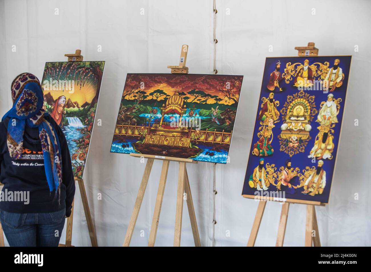 London UK 16 April 2022 Sikh Künstler Vic Kainth Kunstwerk Ausstellung in London Trafalgar Square. Heute feierte Vaisakhi , auch Baisakhi genannt, ist das Festival, das die Gründung der Sikh-Gemeinde, der Khalsa, im Jahr 1699 feiert.Paul Quezada-Neiman/Alamy Live News Stockfoto