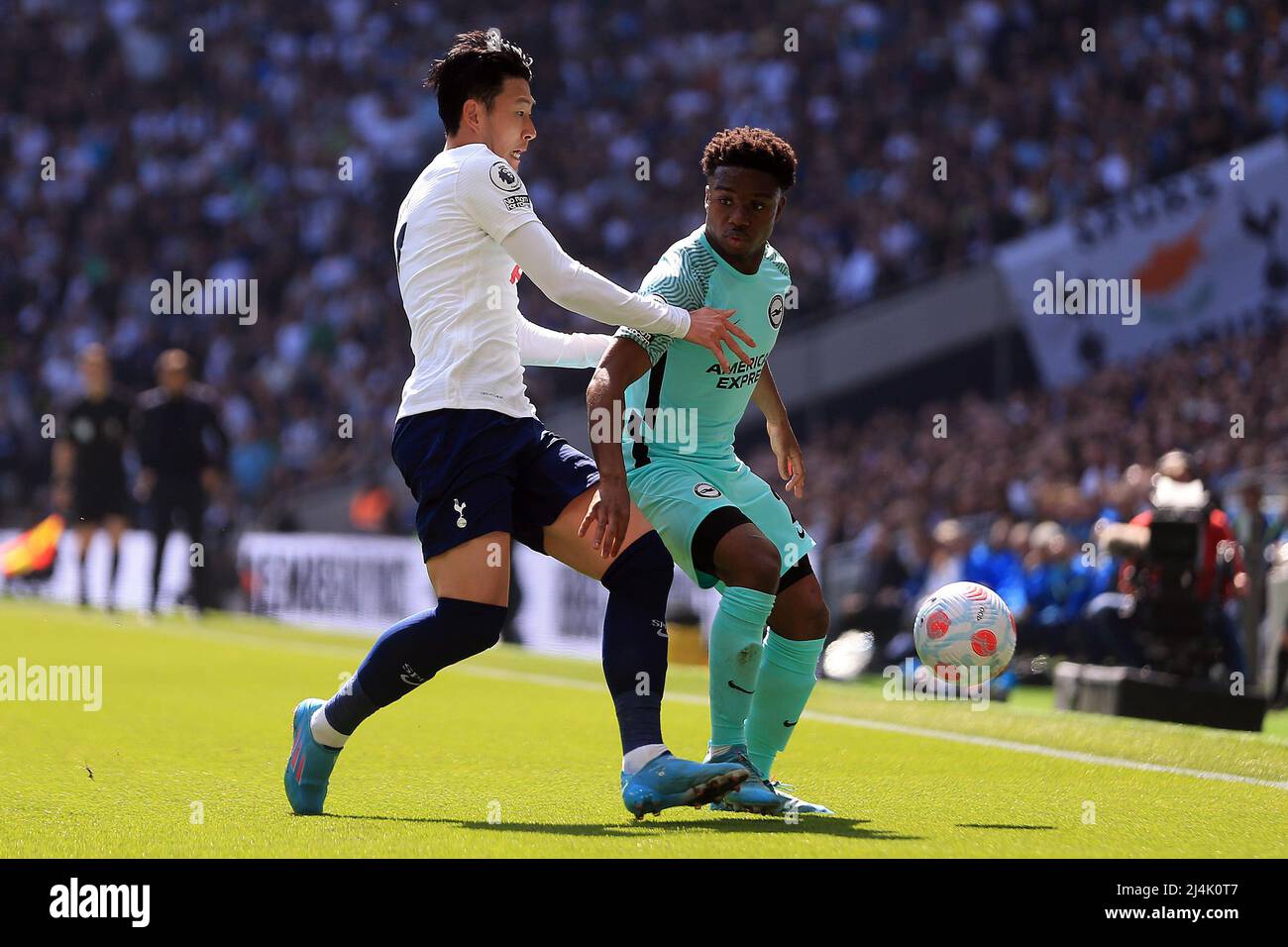 London, Großbritannien. 16. April 2022. Tariq Lamptey von Brighton und Hove Albion (R) halten Son Heung-Min von Tottenham Hotspur (L) zurück. Premier League Spiel, Tottenham Hotspur gegen Brighton & Hove Albion im Tottenham Hotspur Stadium in London am Samstag, 16.. April 2022. Dieses Bild darf nur für redaktionelle Zwecke verwendet werden. Nur zur redaktionellen Verwendung, Lizenz für kommerzielle Nutzung erforderlich. Keine Verwendung bei Wetten, Spielen oder Veröffentlichungen in einem Club/einer Liga/einem Spieler. PIC von Steffan Bowen/Andrew Orchard Sports Photography/Alamy Live News Credit: Andrew Orchard Sports Photography/Alamy Live News Stockfoto