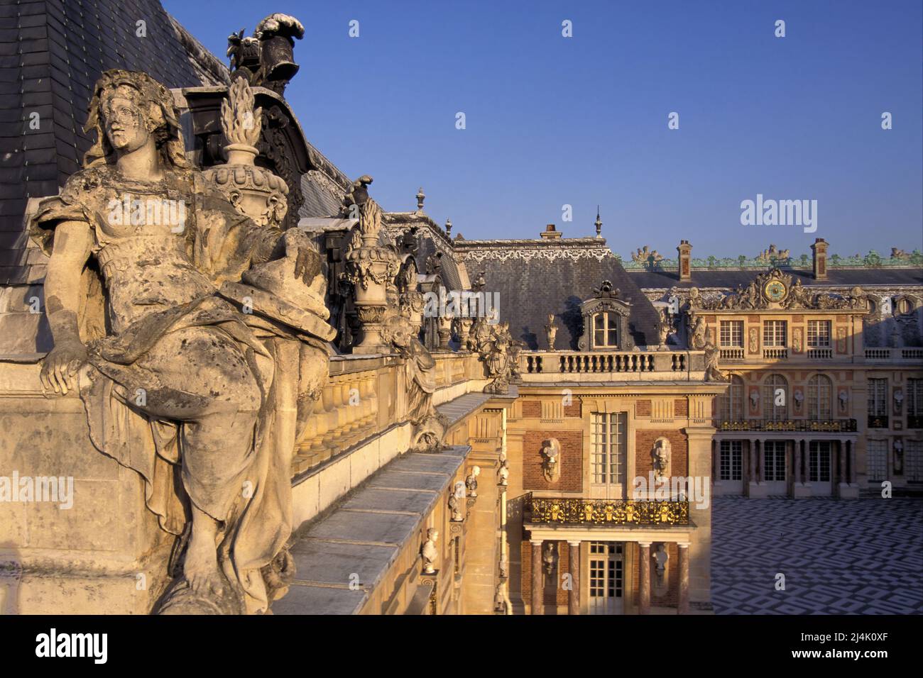 Frankreich. Yvelines (78) Chateau de Versailles - Luftansicht des Hofes der Minister: Unter einer Reihe von achtzehn Statuen, die den königlichen darstellen Stockfoto
