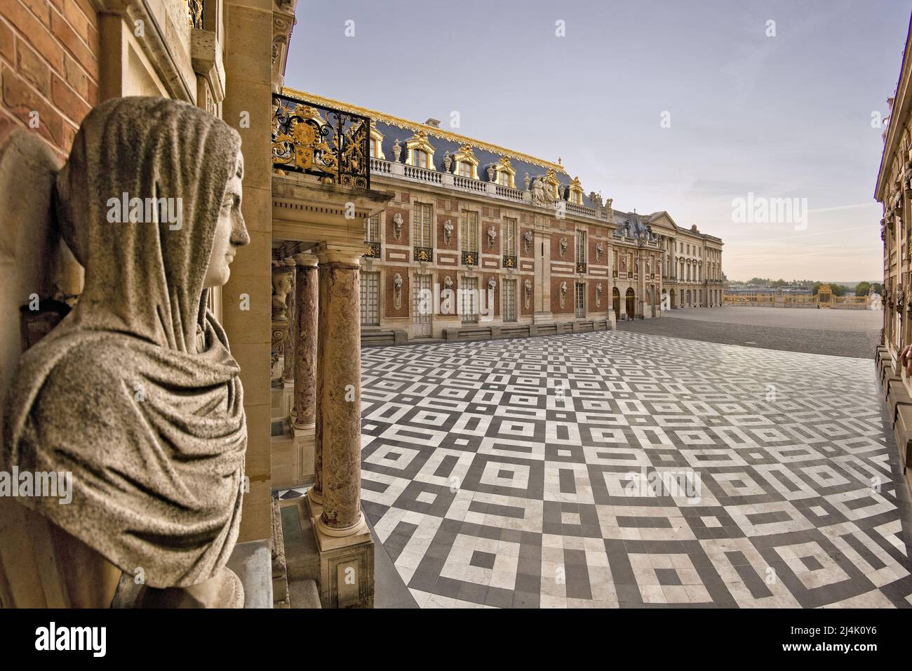 Frankreich. Yvelines (78) Schloss von Versailles: Eine antike Büste einer Frau in Marmor in der Runde, um 1670 gemacht, beaufsichtigt den namenlosen Marmor Courty Stockfoto