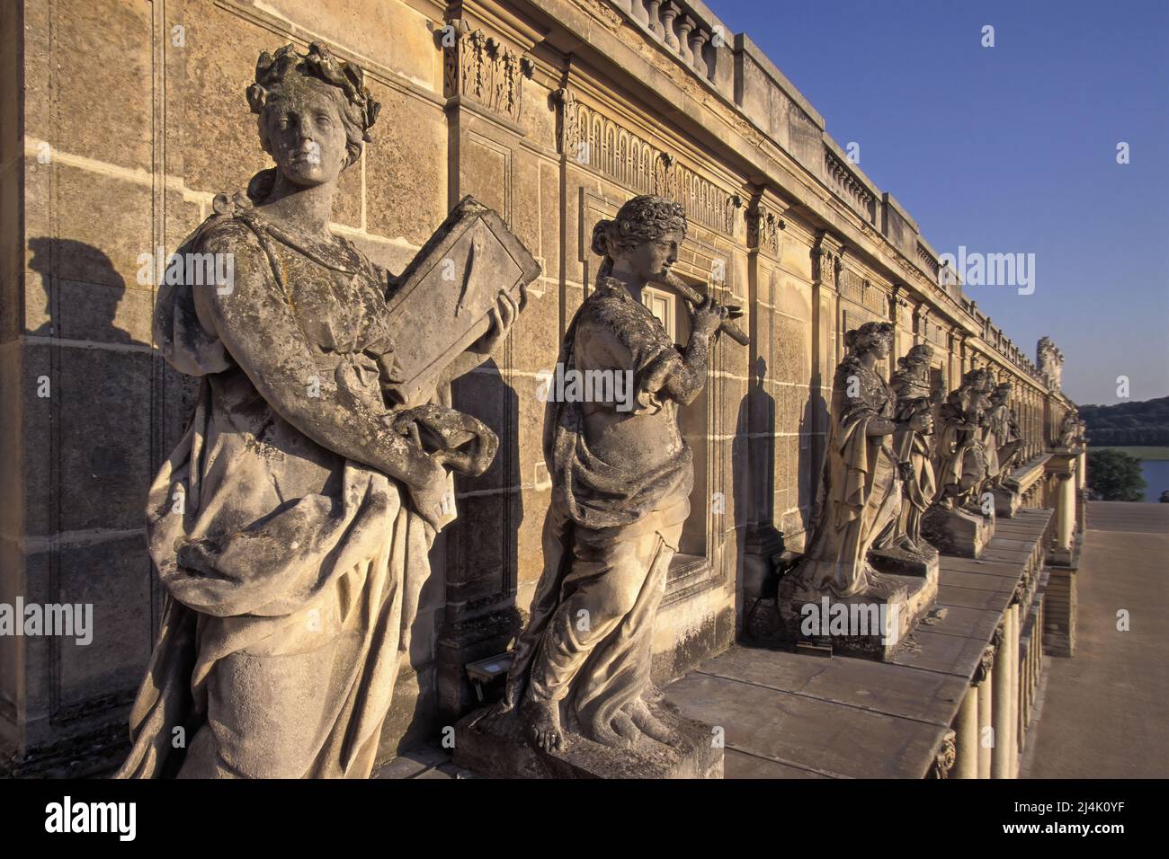 Frankreich. Yvelines (78) Schloss von Versailles - Aile du Midi, Westfassade: Luftbild einer Reihe von Statuen, Göttinnen, die der Kunst der Musik gewidmet sind. Stockfoto