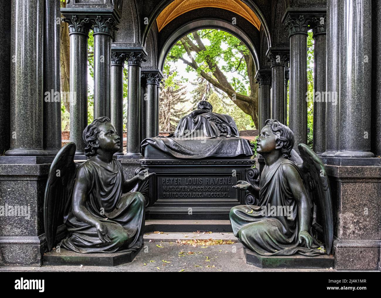 Der Französische Friedhof, Chausseestraße, Mitte, Berlin, ist ein denkmalgeschütztes Denkmal. Peter Louis Ravene 1793-1861 Grab von Friedrich August Stuler Stockfoto