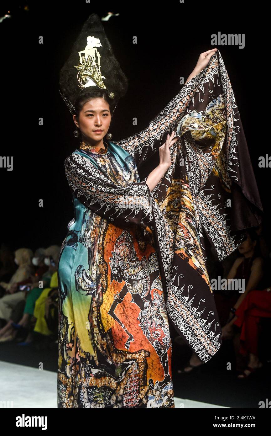 Jakarta, Indonesien. 16. April 2022. Ein Model präsentiert Kreationen auf der Indonesia Fashion Week 2022 in Jakarta, Indonesien, 16. April 2022. Quelle: Agung Kuncahya B./Xinhua/Alamy Live News Stockfoto