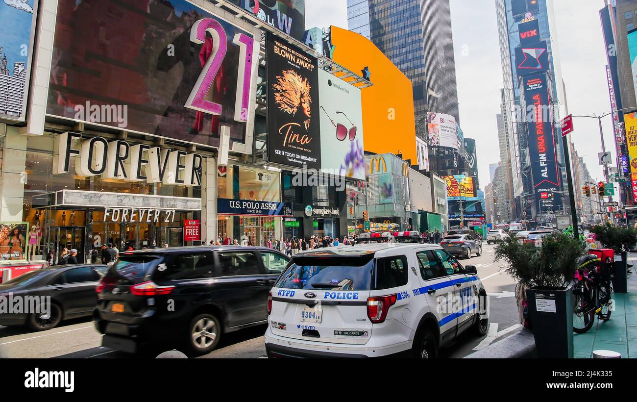 NEW YORK, NY, USA - 13. APRIL 2022 : geschäftiges Time Square am sonnigen Frühlingstag Stockfoto