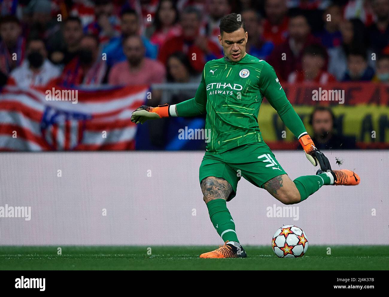 MADRID, SPANIEN - 13. APRIL: Ederson Moraes aus Manchester City während des UEFA Champions League Quarter Final Leg Two Spiel zwischen Atletico Madrid und Manchester City am 13. April 2022 in Wanda Metropolitano in Madrid, Spanien. Pablo Morano MB Media Stockfoto