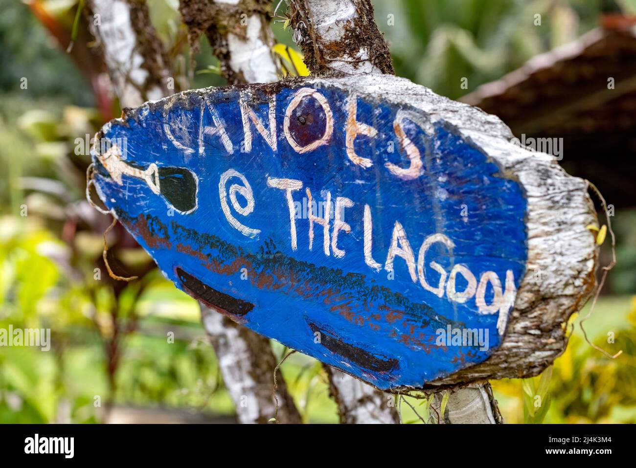 Kanus am Lagunenschild in der La Laguna del Lagarto Eco-Lodge, Boca Tapada, Costa Rica [geringe Tiefenschärfe.] Stockfoto