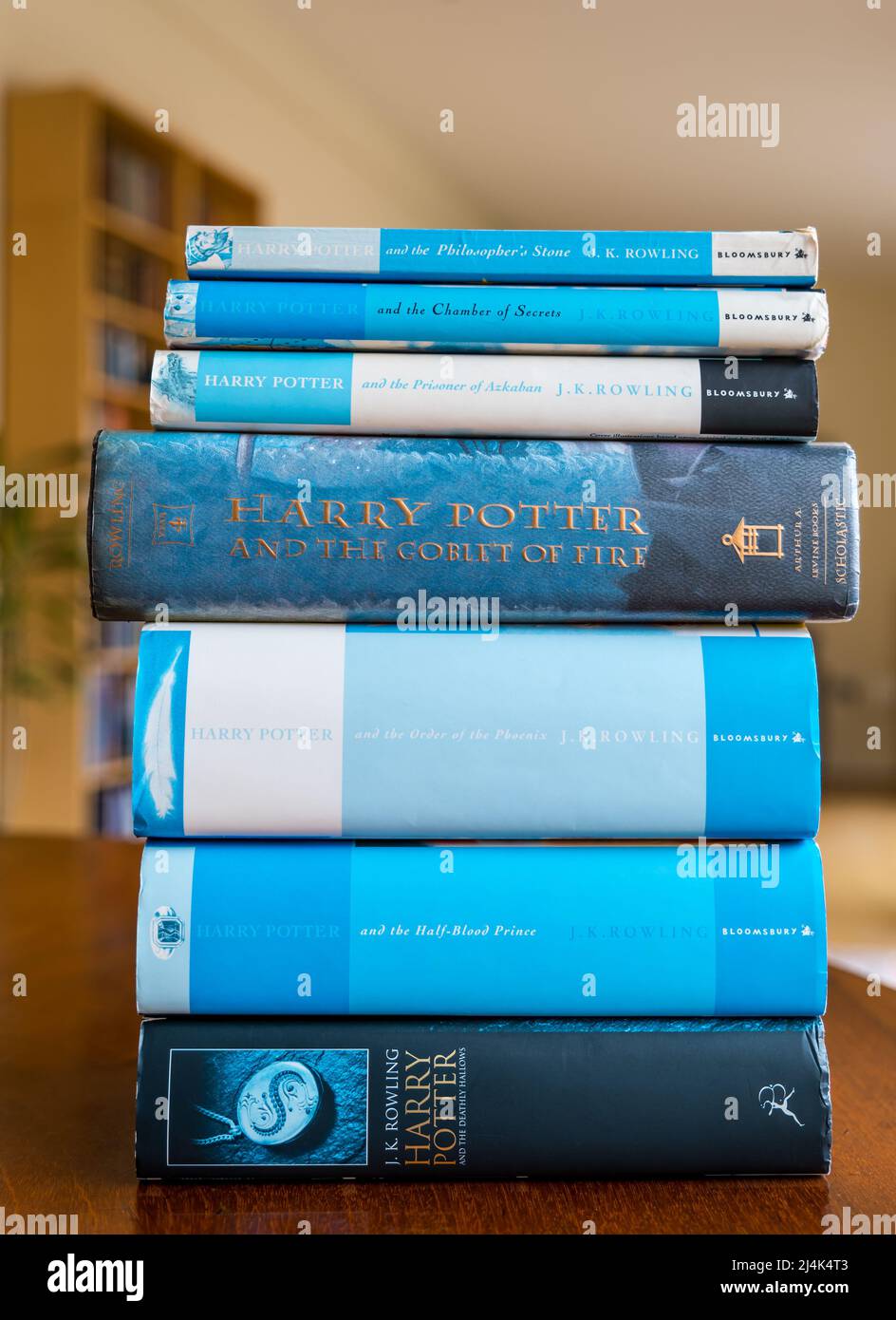 Darstellung des Stapels der Harry Potter-Buchreihe auf einem Tisch von J K Rowling, Großbritannien Stockfoto