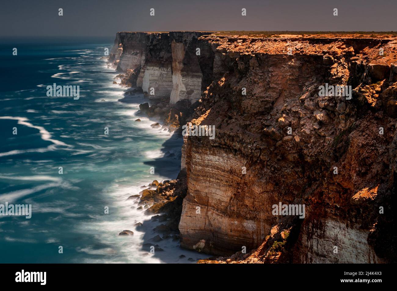 Bunda Cliffs in der Nullarbor Plain scheint oft der Rand der Welt zu sein. Stockfoto