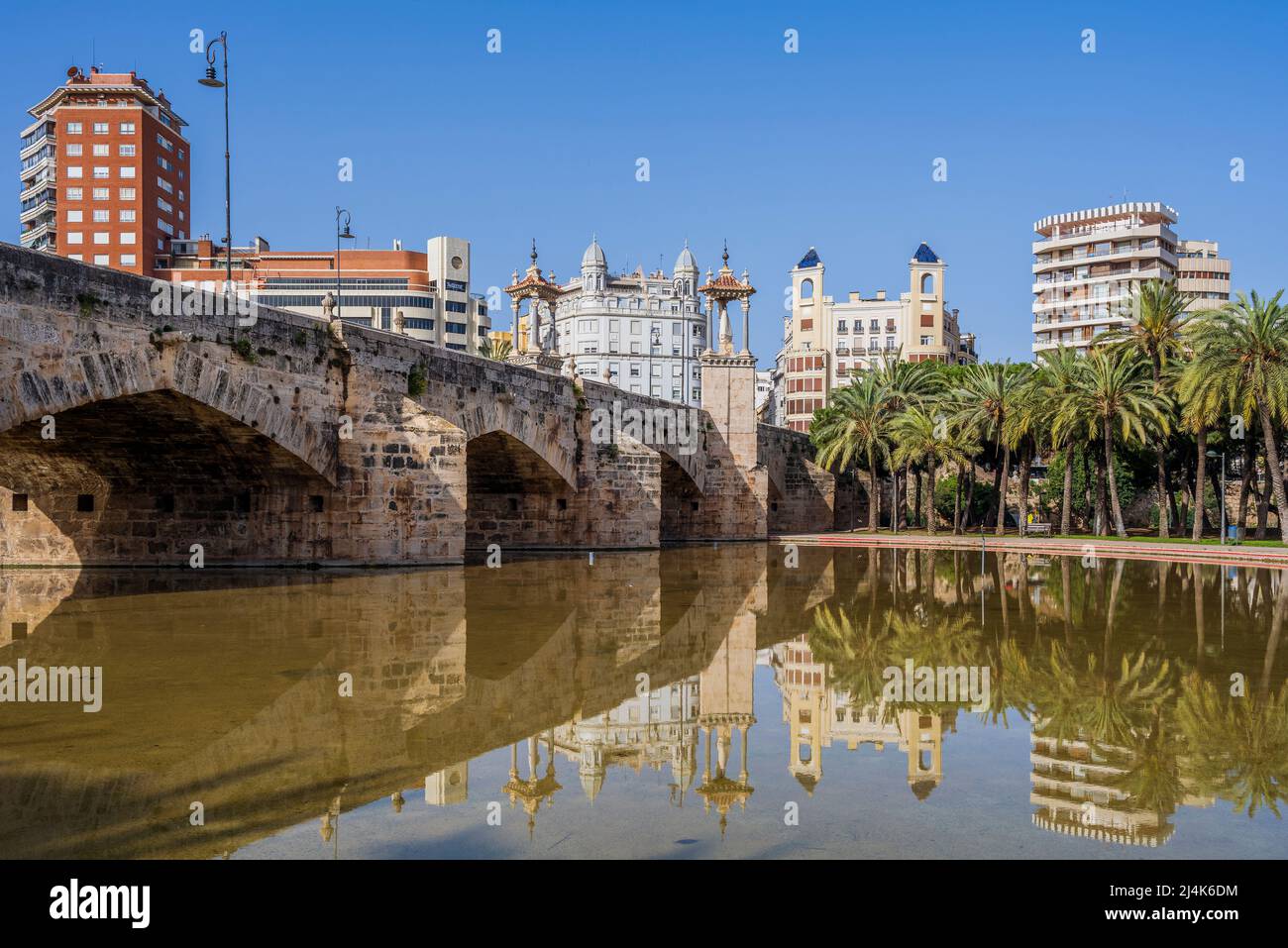 Del Mar Brücke (Puente del Mar) und Skyline, Turia Garten, Valencia, Bundesland Valencia, Spanien Stockfoto