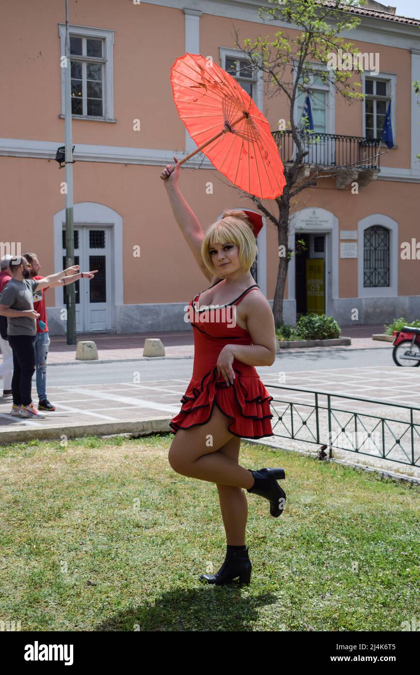 Athen, Griechenland, 16. April 2022. Eine Besucherin besucht die Comic-Messe, die als ihre Lieblingsfigur verkleidet ist. Comicdom Con Athens ist ein jährlich stattfindendes dreitägiges Comic-Festival, das von den gemeinnützigen Organisationen organisiert wird und in Zusammenarbeit mit renommierten internationalen Stiftungen hochangesehene Originalausstellungen veranstaltet. Quelle: Dimitris Aspiotis / Alamy Live News Stockfoto