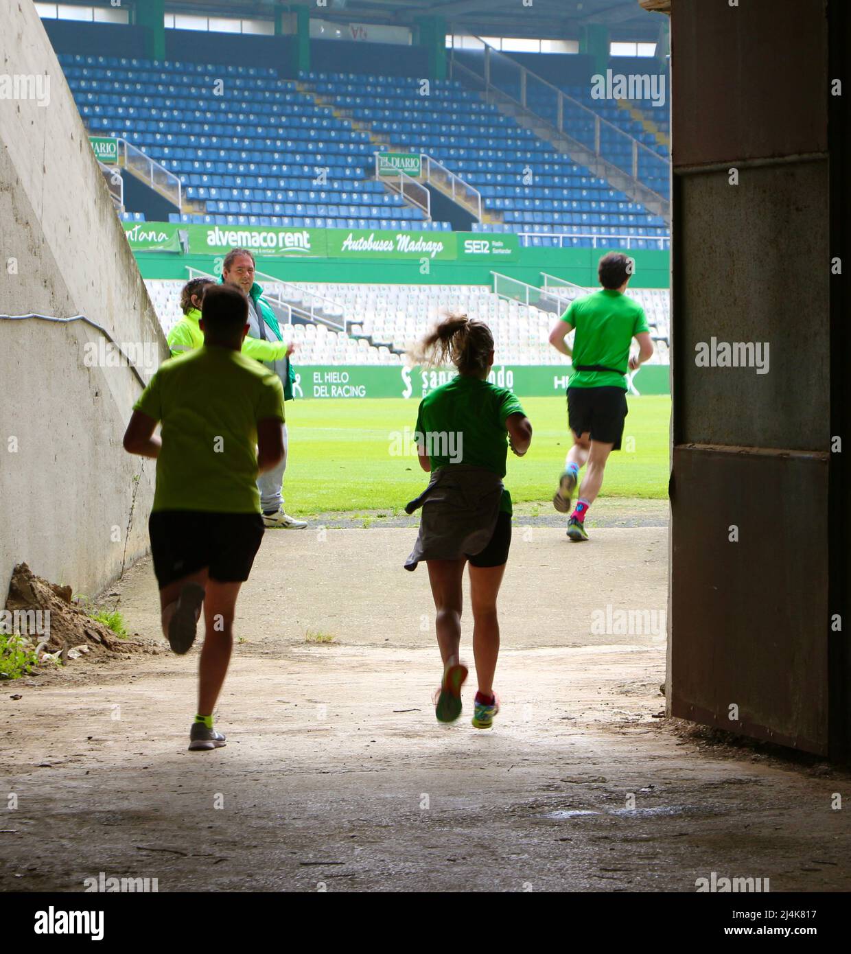 Läufer, die im Rahmen eines 8 km langen Charity-Fun-Laufs am 2022. April das Stadion des Fußballclubs Racing Santander betreten Stockfoto