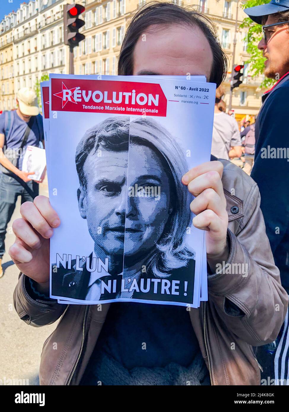 Paris, Frankreich, Mann hält politisches Magazin mit Fotos von Macron und Le Pen "nicht einer oder der andere" demonstrieren bei Anti-Extreme Right, Anti-Rassismus Demonstration, Paris Protest Stockfoto