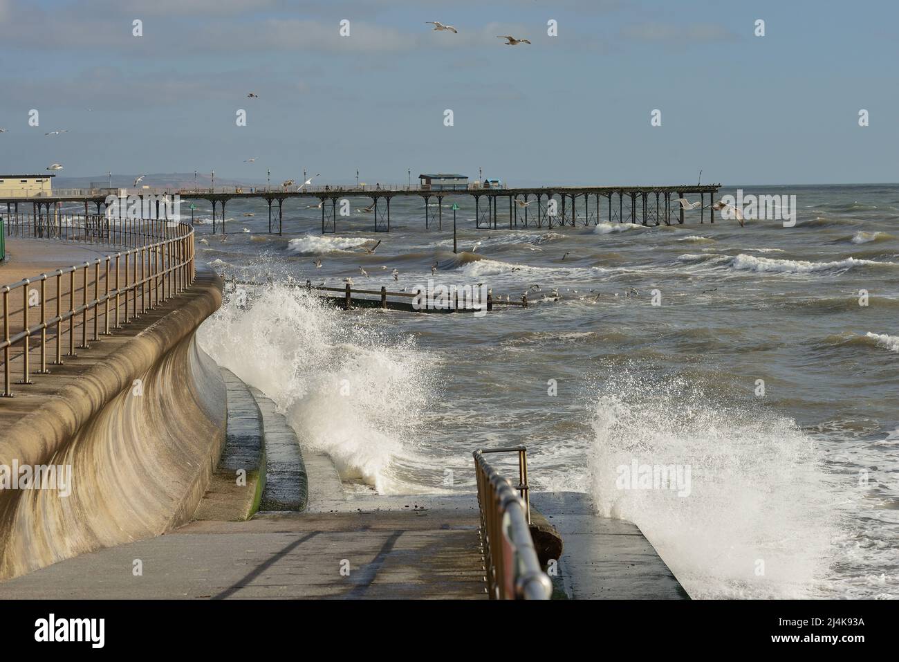 Wellen, die bei Flut gegen die Ufermauer krachen, Teignmouth, South Devon. Stockfoto