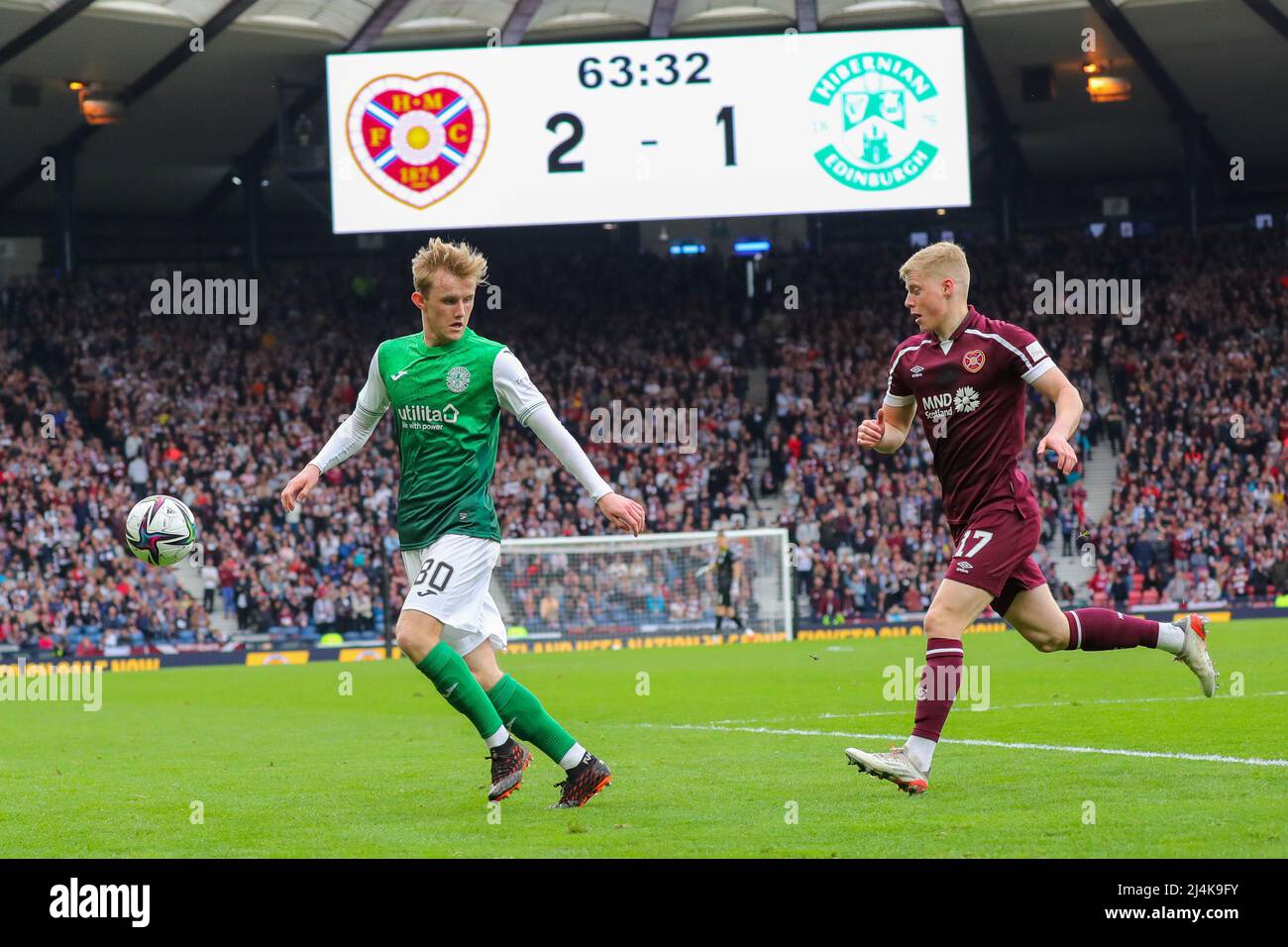 Glasgow, Großbritannien. 16. April 2022. Die Derby-Teams von Hearts of Midlothian und Hibernian aus Edinburgh spielten beim William Hill Scottish Cup Semifinale im Hampden Park, Glasgow, Schottland, Großbritannien. Kredit: Findlay/Alamy Live Nachrichten Stockfoto