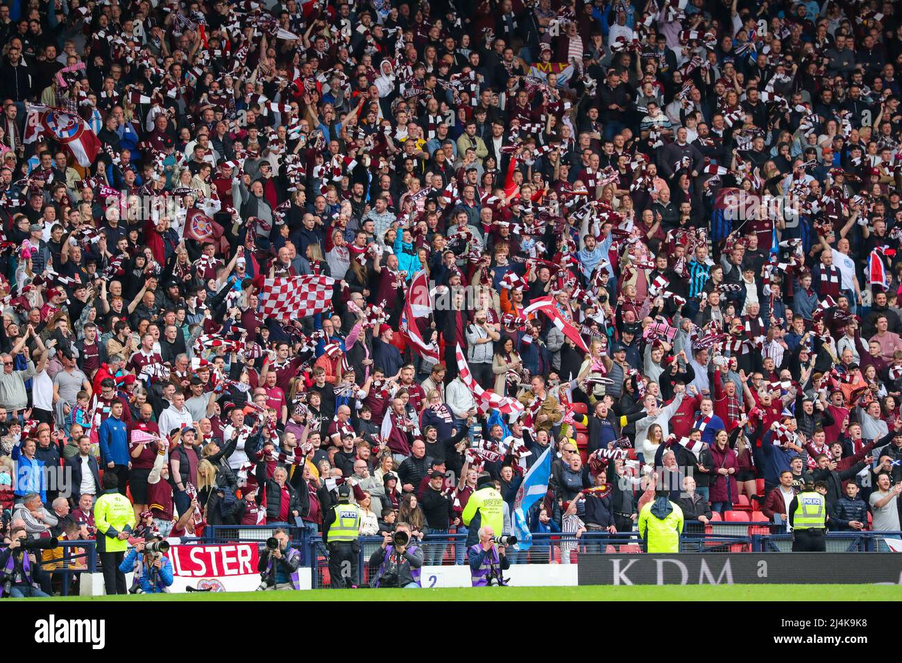 Glasgow, Großbritannien. 16. April 2022. Die Derby-Teams von Hearts of Midlothian und Hibernian aus Edinburgh spielten beim William Hill Scottish Cup Semifinale im Hampden Park, Glasgow, Schottland, Großbritannien. Kredit: Findlay/Alamy Live Nachrichten Stockfoto