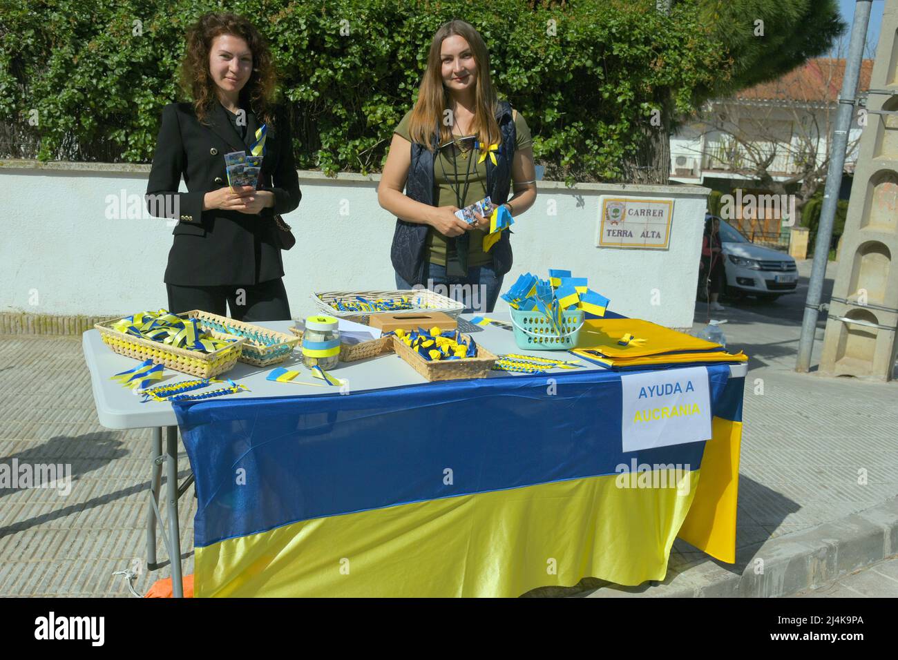 Julia (L) und Mariana (R) zwei weibliche Flüchtlinge aus der russischen Invasion der Ukraine stehen an ihrem Verkaufstisch für Hilfe für die Ukraine. Eine Gruppe ukrainischer Flüchtlinge, die seit Beginn der russischen Invasion in der Stadt El Vendrell leben, hat Aktivitäten durchgeführt, um Hilfe zu erhalten, die sie ihren Verwandten in ihrem Land schicken werden. Sie haben Armbänder, Krawatten, Fahnen und Puppen in den Farben der ukrainischen Flagge (Blau und Gelb) hergestellt und der Preis wird vom Käufer bestimmt. In der Stadt Vendrell gibt es etwa 500 Flüchtlinge, davon 150 Jungen und Mädchen. (Foto von Ramon Costa/SOPA Images/Sipa Stockfoto