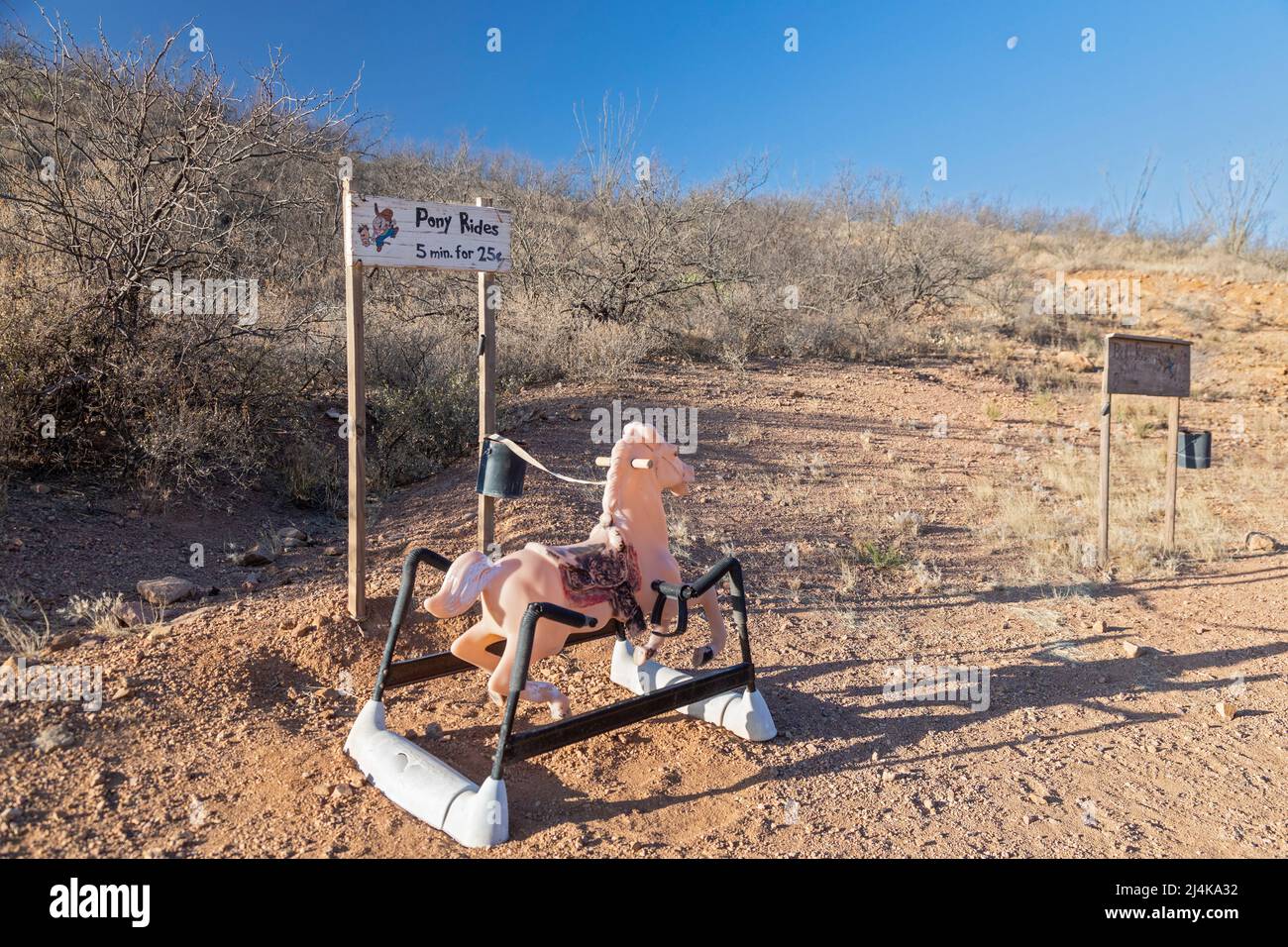 Douglas, Arizona - Pony-Fahrten werden für 25 Cent auf dem Geronimo Trail in der Nähe der US-mexikanischen Grenze in der Chihuahuan-Wüste angeboten. Stockfoto
