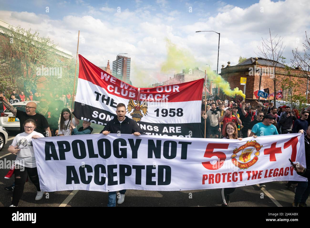 Manchester, Großbritannien. 16. April 2022. Anhänger von Manchester United protestieren gegen die Glasuren. Fans marschieren nach Old Trafford, um die ersten 17 Minuten des Spiels zu boykottieren, was eine Minute für jedes Jahr bedeutet, dass die Glasierer den Club besessen haben. Kredit: Andy Barton/Alamy Live Nachrichten Stockfoto