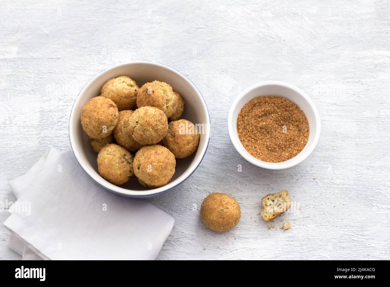 Frisch gebackene Snickerdoodle Plätzchen mit Zimt auf grauem Hintergrund, Draufsicht. Traditionelle amerikanische Plätzchen Stockfoto