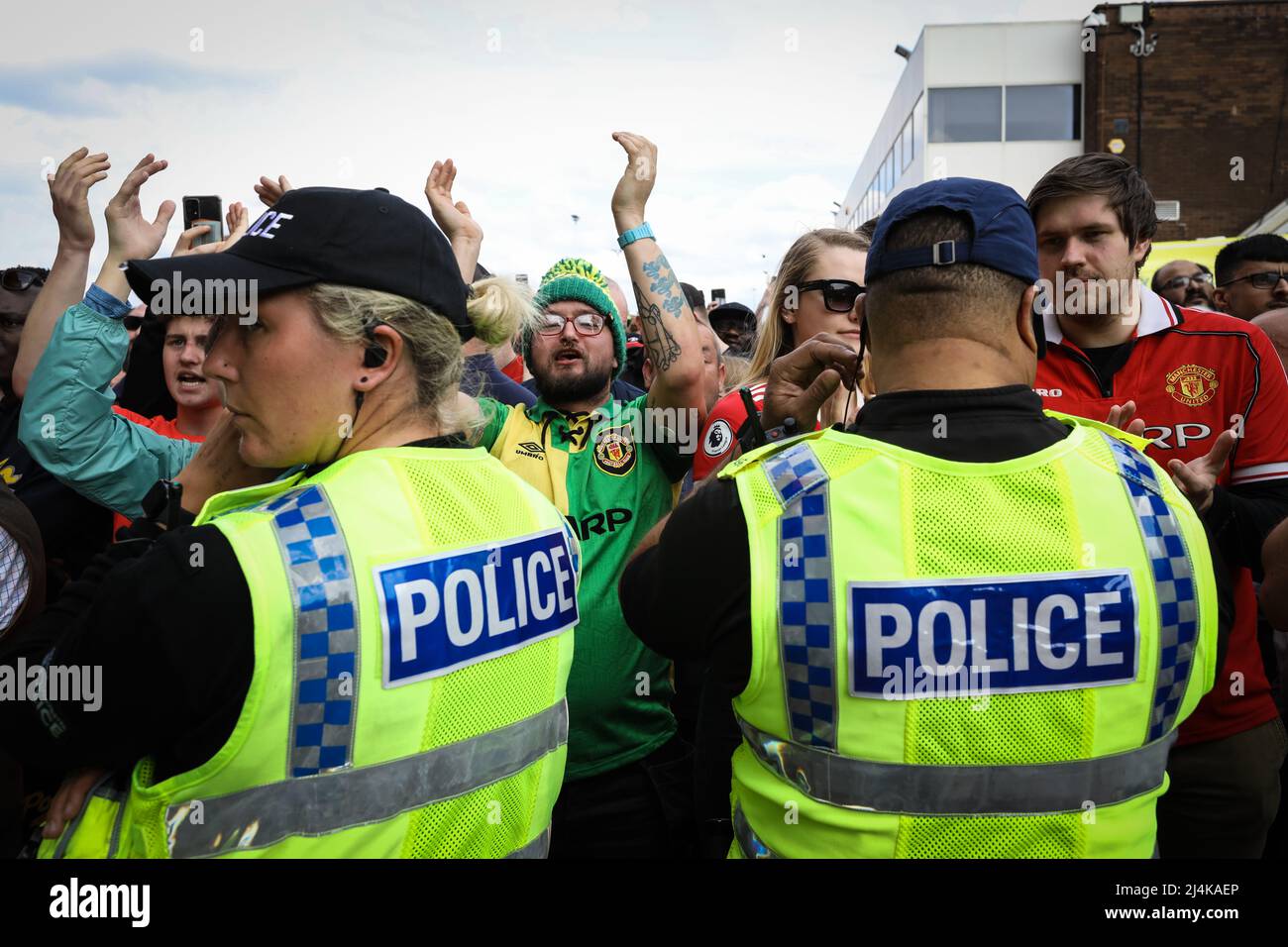 Manchester, Großbritannien. 16. April 2022. Anhänger von Manchester United protestieren gegen die Glasuren. Die Polizei unterbellen einen Teil der Proteste am Betreten des Old Trafford, um die ersten 17 Minuten des Spiels zu boykottieren, was eine Minute für jedes Jahr bedeutet, in dem die Glasierer den Club besitzen. Kredit: Andy Barton/Alamy Live Nachrichten Stockfoto