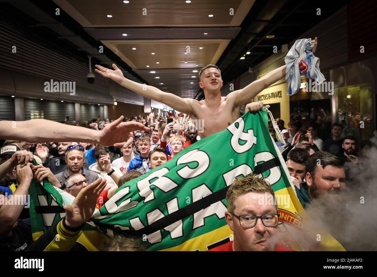 Manchester, Großbritannien. 16. April 2022. Anhänger von Manchester United protestieren gegen die Glasuren. Ein Fan schließt sich dem marsch in Old Trafford an, um die ersten 17 Minuten des Spiels zu boykottieren, was eine Minute für jedes Jahr bedeutet, in dem die Glasierer den Club besessen haben. Kredit: Andy Barton/Alamy Live Nachrichten Stockfoto