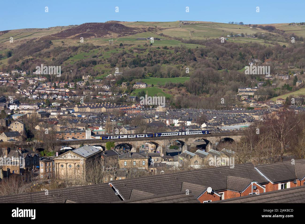 Northern Rail Klasse 150 + Klasse 158 Sprinterzüge über das Viadukt von Todmorden in den Pennines 158907 + 150107 Stockfoto