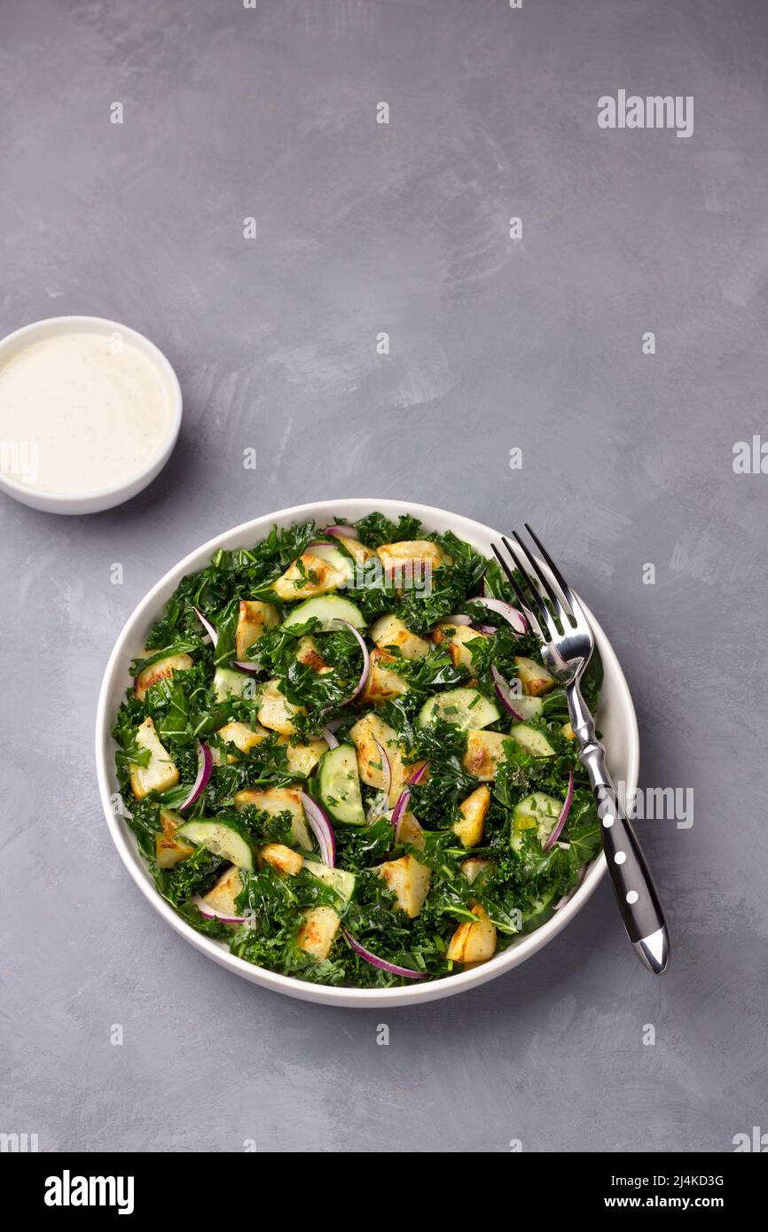 Kale-Gabage-Salat mit gebackenen Kartoffeln, Gurken, roten Zwiebeln und ...