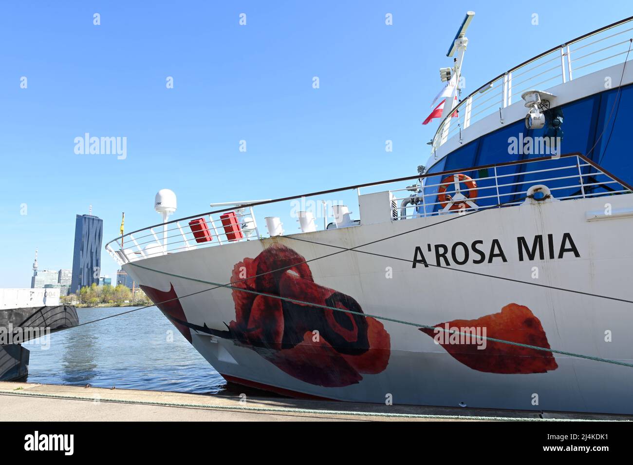 Wien, Österreich. Ausflugsschiff A-ROSA MIA auf der Donau Stockfoto