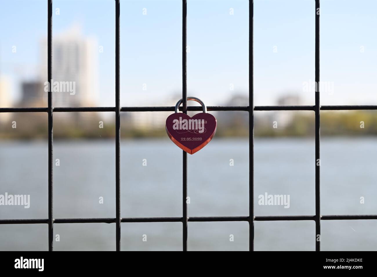 Liebesschloss auf einem Gitter in Wien Stockfoto