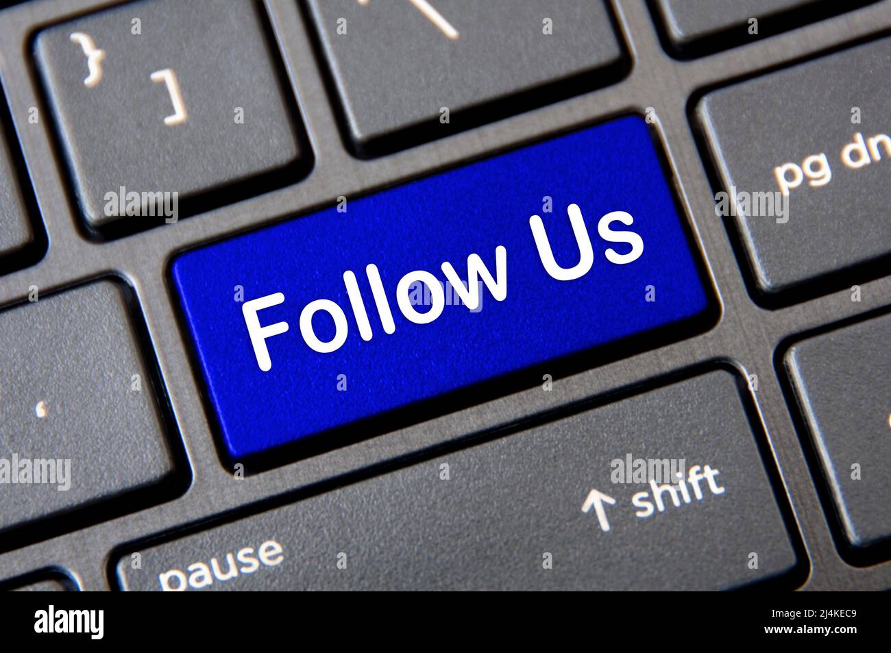 Online-Geschäftskonzept - Laptop-Tastatur mit blauer Follow US-Taste. Stockfoto