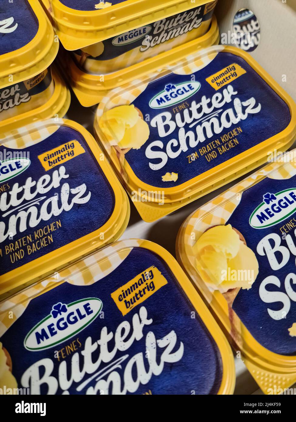 Kiel, Deutschland - 16. April 2022: Ein Stapel gelber Päckchen voller Meggle-Butter in einem Supermarkt Stockfoto