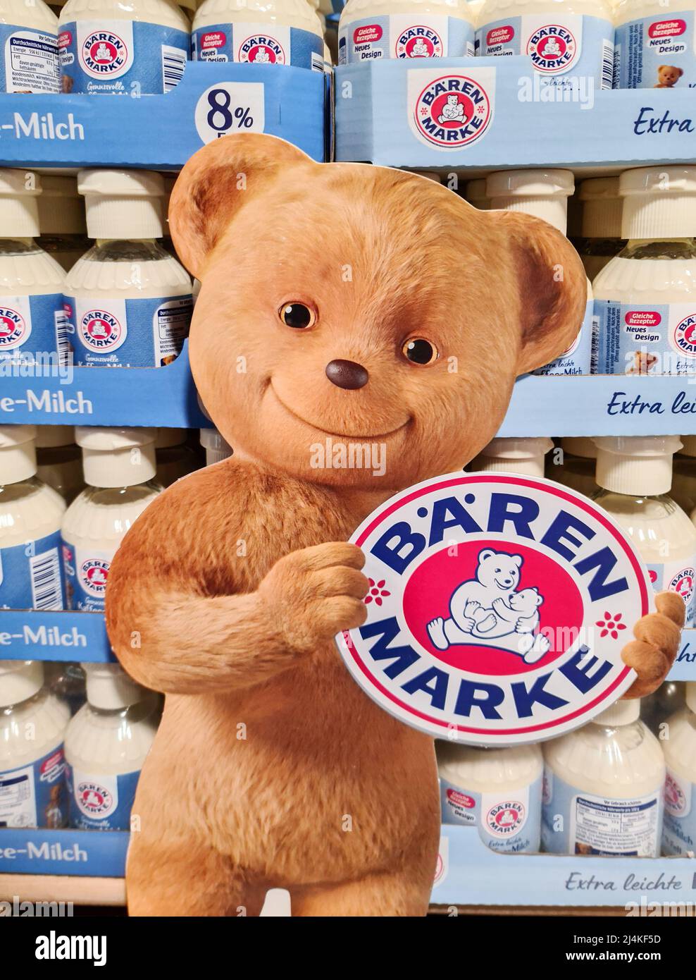 Kiel, Deutschland - 16. April 2022: Zahlreiche Flaschen Kaffee-Milch der  Marke Baerenmarke in einem Supermarkt Stockfotografie - Alamy