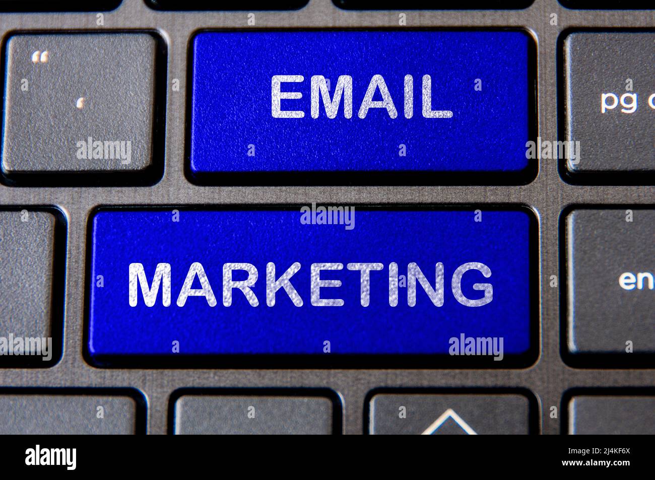 Online-Geschäftskonzept - Laptop-Tastatur mit blauer E-Mail-Marketing-Taste. Stockfoto