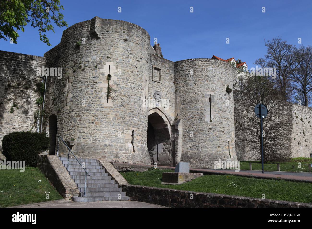 Blick auf das Torhaus von Port Gayole und die mittelalterlichen Stadtmauern von Boulogne-sur-mer in der Region Pas de Calais in Nordfrankreich. Sonniger Frühlingstag mit BL Stockfoto