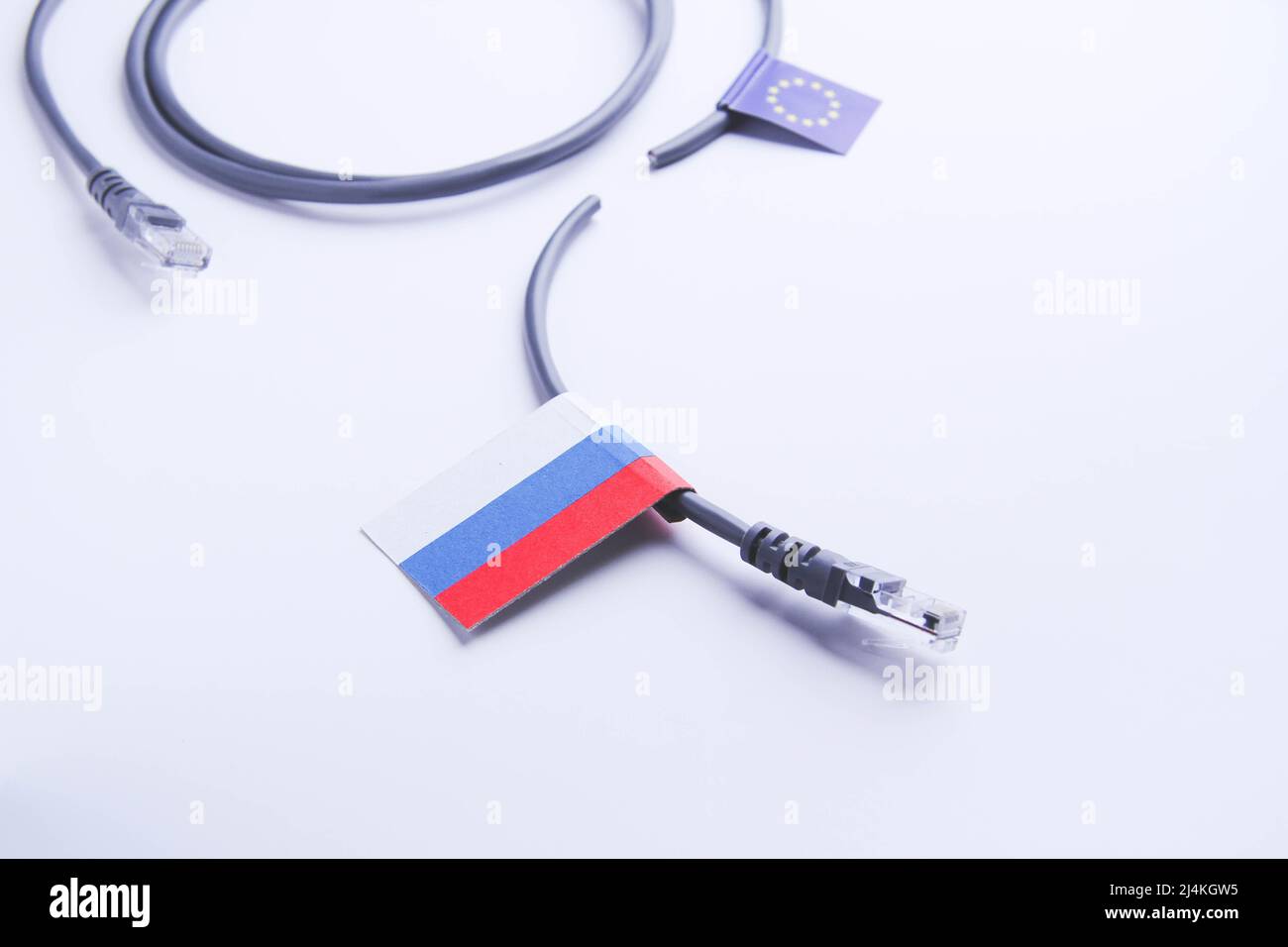 Internet und Russland. Internet-Kabel auf dem Hintergrund der russischen Flagge. Internet wird heruntergefahren. Kabel abschneiden. Blockieren des Internetzugriffs. Stockfoto