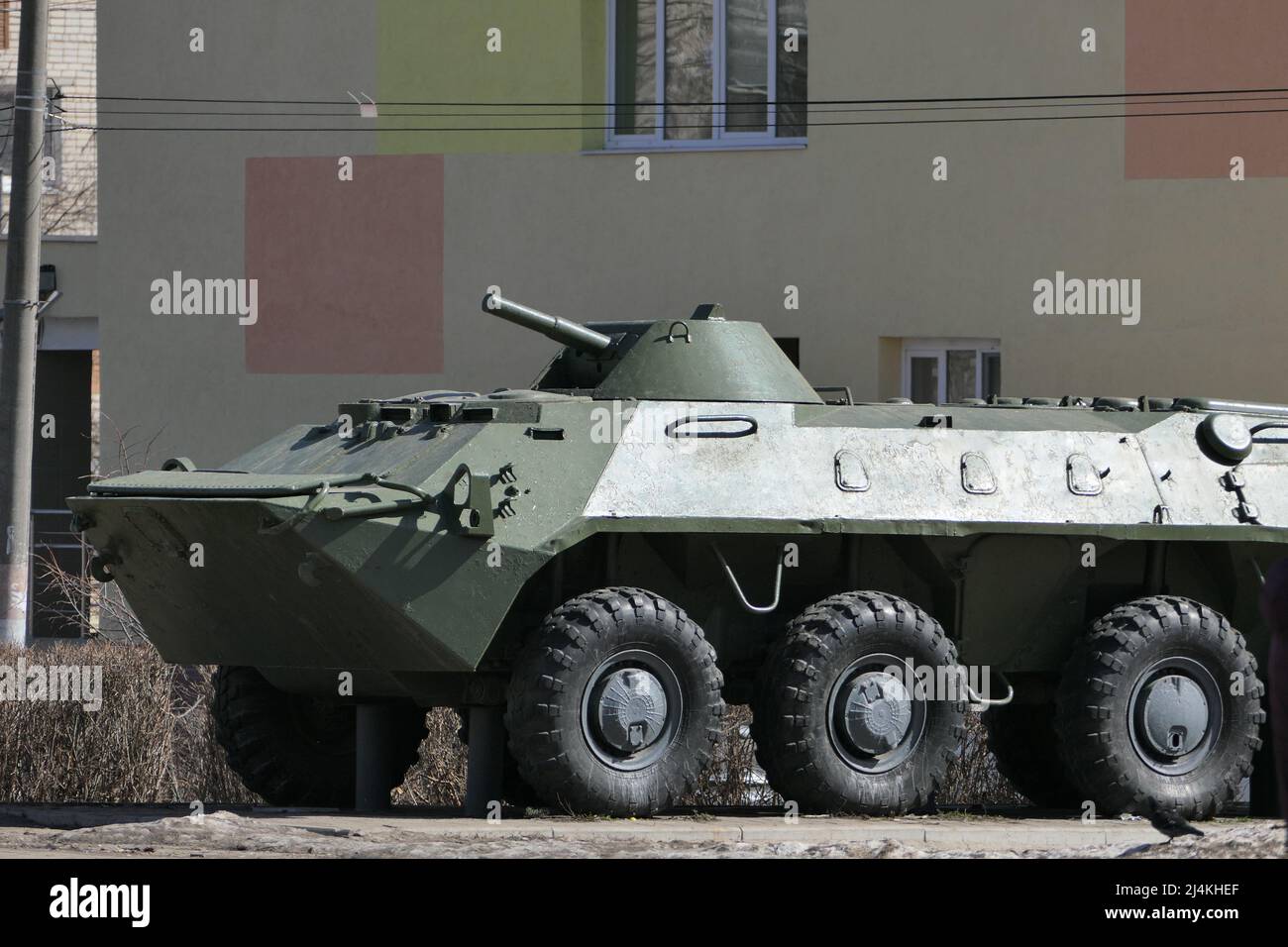Nischni Nowgorod, Russland, Marschall Schukow-Platz, 14.04.2022. Beispiele militärischer Ausrüstung unter stolzen Bedingungen, dem Quadrat der Ewigkeit Stockfoto