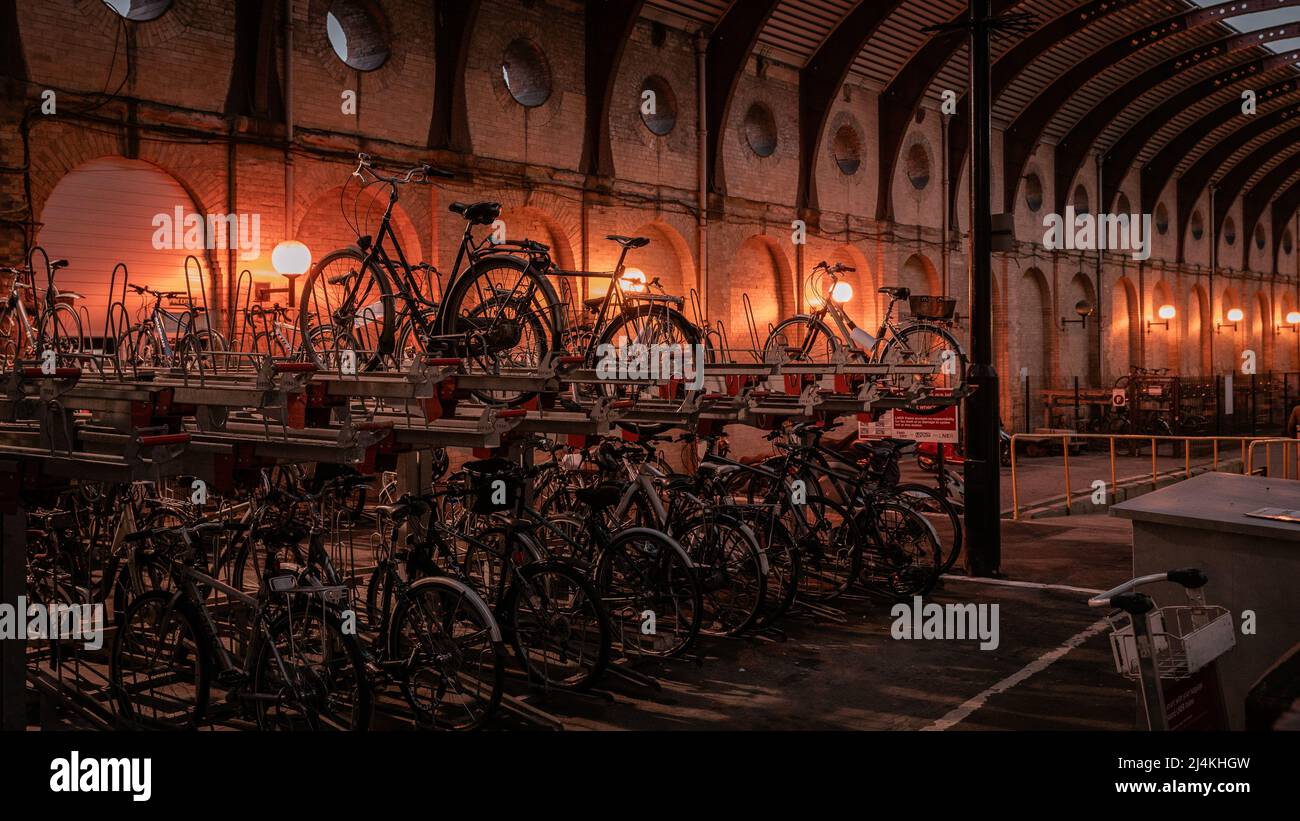 Das Parken von Fahrrädern im Bahnhof stellt die Tatsache dar, dass die Welt immer noch das klassische Verkehrsmittel zum Haus nutzt. Stockfoto
