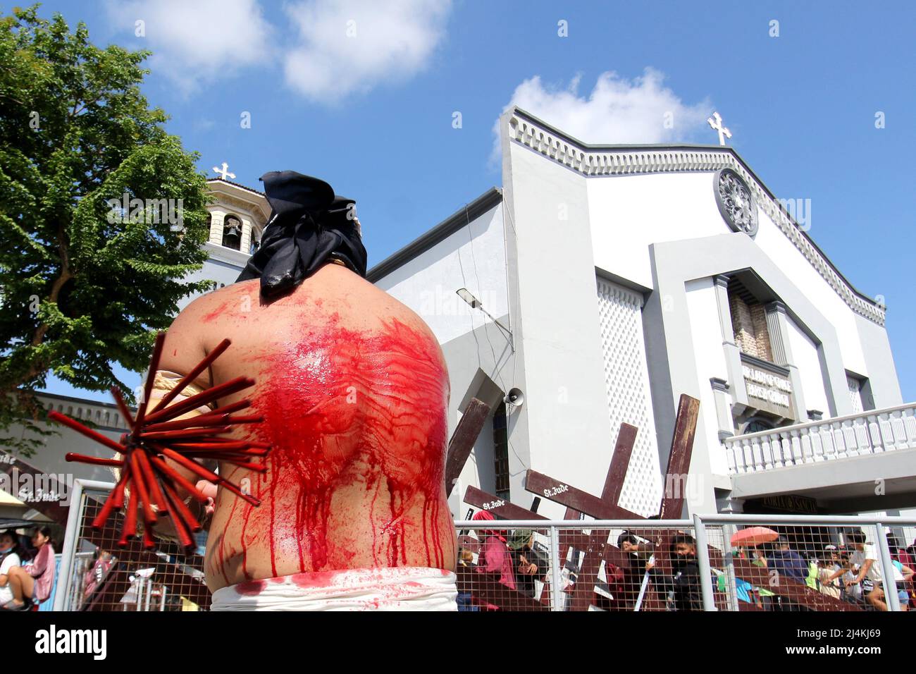 Philippinen. 15. April 2022. (4/15/2022) eifrige Anhänger, die während der Karfreitagsfeier in Mabalakat, Pampanga (nördliche Provinz Manila) Buße tun. Flagellants halten ihre Traditionen zwei Jahre lang fest, während Covid-19 die Welt heizt und die philippinische Regierung eine soziale Zusammenkunft einschränkte. (Foto: Gregorio B, Dantes Jr./Pacific Press/Sipa USA) Quelle: SIPA USA/Alamy Live News Stockfoto