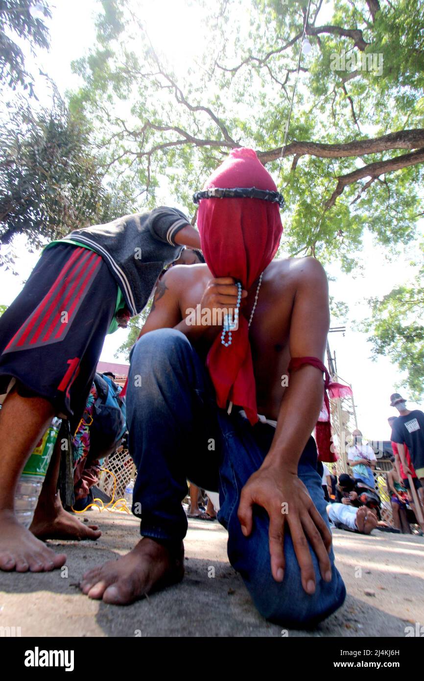 Philippinen. 15. April 2022. (4/15/2022) eifrige Anhänger, die während der Karfreitagsfeier in Mabalakat, Pampanga (nördliche Provinz Manila) Buße tun. Flagellants halten ihre Traditionen zwei Jahre lang fest, während Covid-19 die Welt heizt und die philippinische Regierung eine soziale Zusammenkunft einschränkte. (Foto: Gregorio B, Dantes Jr./Pacific Press/Sipa USA) Quelle: SIPA USA/Alamy Live News Stockfoto