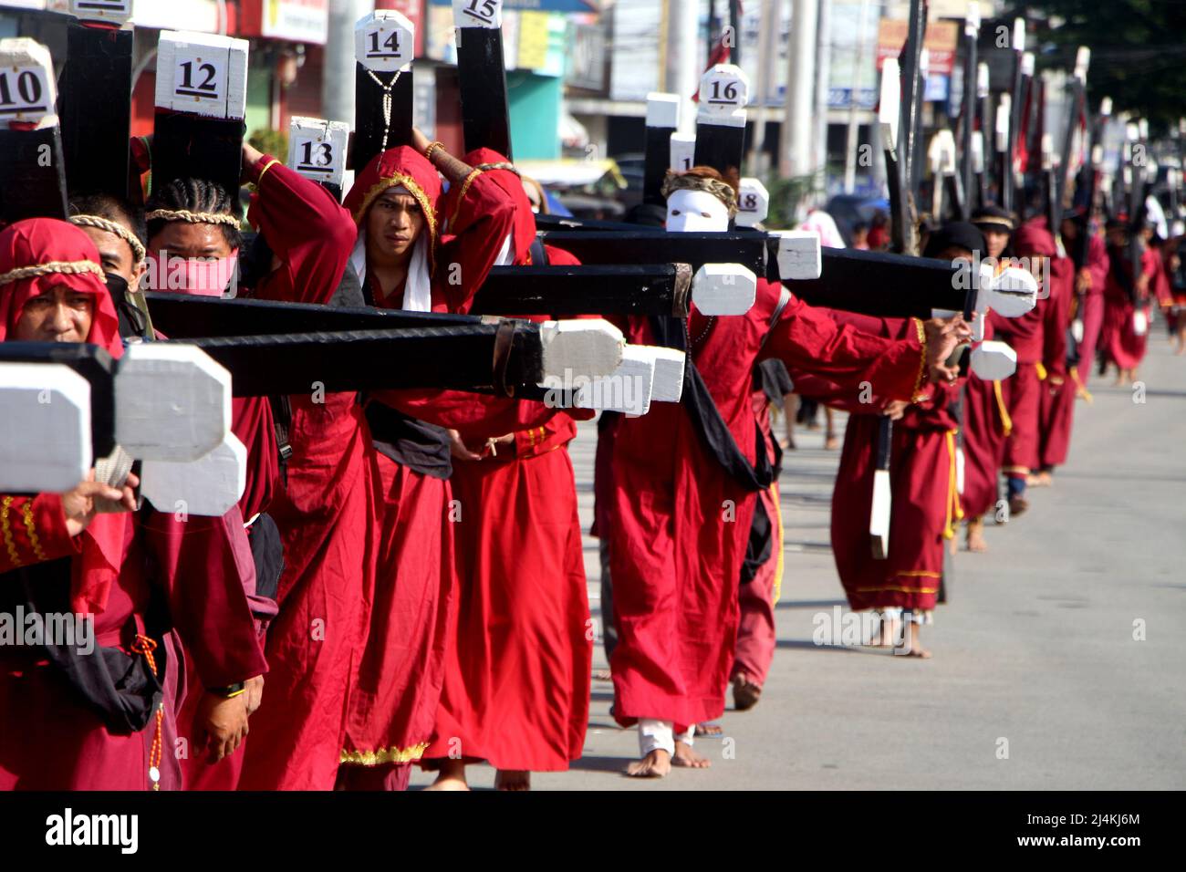 Philippinen. 15. April 2022. (4/15/2022) eifrige Anhänger, die während der Karfreitagsfeier in Mabalakat, Pampanga (nördliche Provinz Manila) Buße tun. Flagellants halten ihre Traditionen zwei Jahre lang fest, während Covid-19 die Welt heizt und die philippinische Regierung eine soziale Zusammenkunft einschränkte. (Foto: Gregorio B, Dantes Jr./Pacific Press/Sipa USA) Quelle: SIPA USA/Alamy Live News Stockfoto